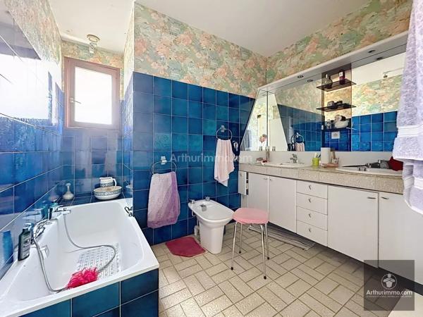Vente                                                      Maison
                        
                     5 pièces                      143 m2                     à Le Coteau