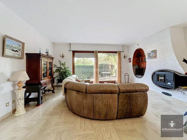 Vente                                                      Maison
                        
                     5 pièces                      143 m2                     à Le Coteau