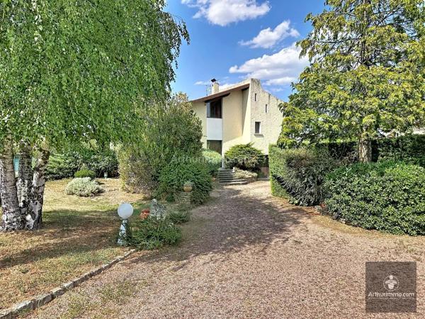 Vente                                                      Maison
                        
                     5 pièces                      143 m2                     à Le Coteau