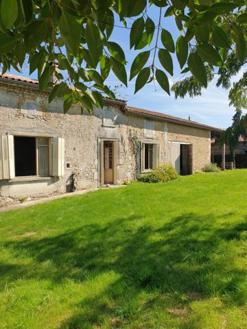 Maison et dépendances proche de BAIGNES SAINTE RADEGONDE (16)