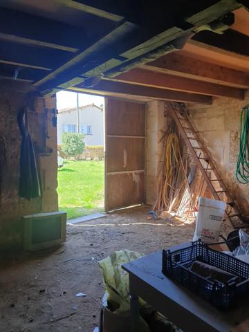 Maison et dépendances proche de BAIGNES SAINTE RADEGONDE (16)