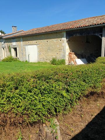 Maison et dépendances proche de BAIGNES SAINTE RADEGONDE (16)