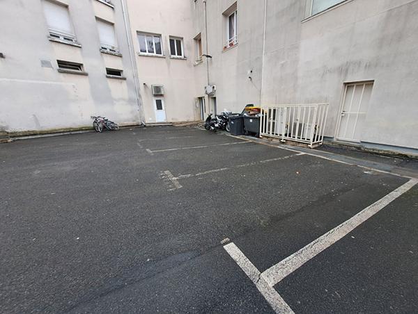 IMMEUBLE + 1 CAVE + 12 PLACES DE PARKINGS