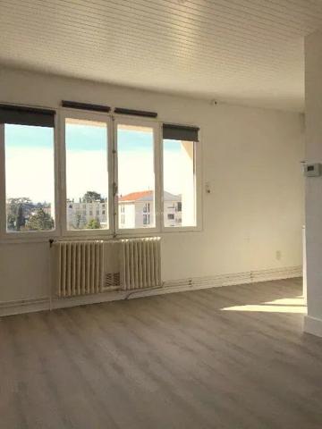 Location                                                      Appartement
                        
                     3 pièces                      44 m2                     à Vienne