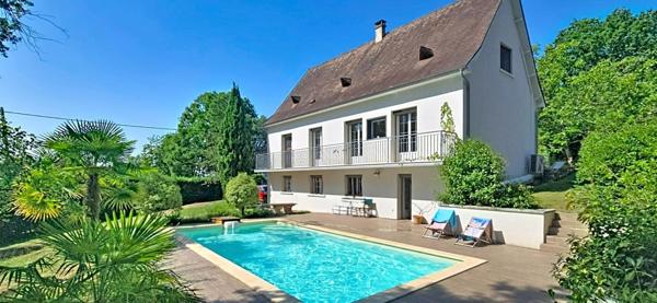 Maison Individuelle  sur sous-sol, de type 5, avec piscine, sur un terrain arboré et clos de 1750 m²