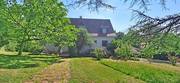 Maison Individuelle  sur sous-sol, de type 5, avec piscine, sur un terrain arboré et clos de 1750 m²