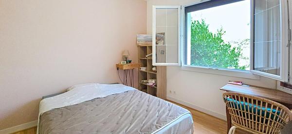 Maison Individuelle  sur sous-sol, de type 5, avec piscine, sur un terrain arboré et clos de 1750 m²