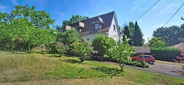 Maison Individuelle  sur sous-sol, de type 5, avec piscine, sur un terrain arboré et clos de 1750 m²