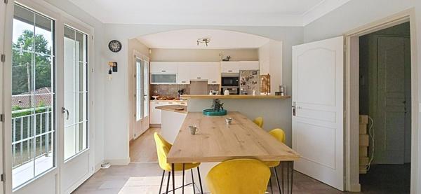 Maison Individuelle  sur sous-sol, de type 5, avec piscine, sur un terrain arboré et clos de 1750 m²