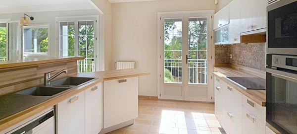 Maison Individuelle  sur sous-sol, de type 5, avec piscine, sur un terrain arboré et clos de 1750 m²