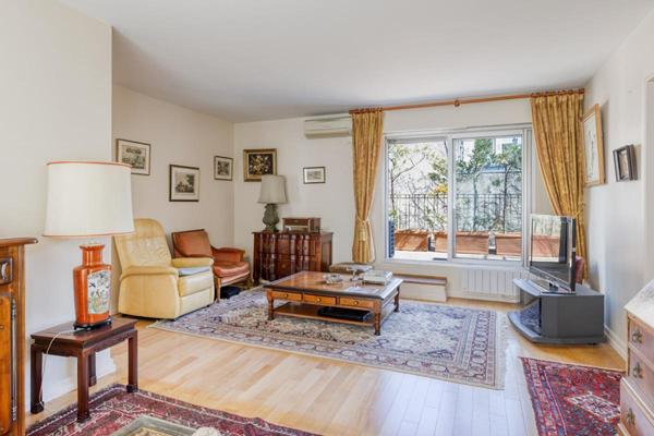 Auteuil : élégant deux-pièces avec grande terrasse et parking à deux pas de l'avenue Mozart