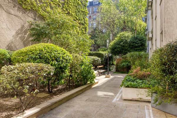 Auteuil : élégant deux-pièces avec grande terrasse et parking à deux pas de l'avenue Mozart