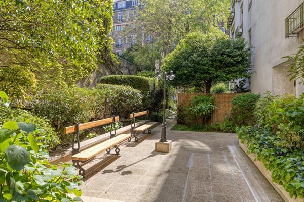 Auteuil : élégant deux-pièces avec grande terrasse et parking à deux pas de l'avenue Mozart