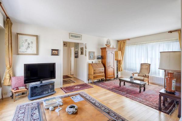 Auteuil : élégant deux-pièces avec grande terrasse et parking à deux pas de l'avenue Mozart