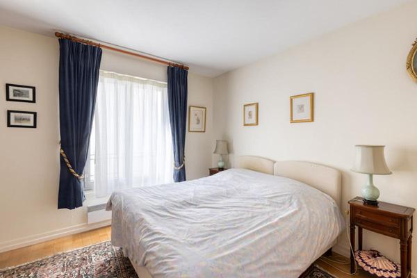 Auteuil : élégant deux-pièces avec grande terrasse et parking à deux pas de l'avenue Mozart