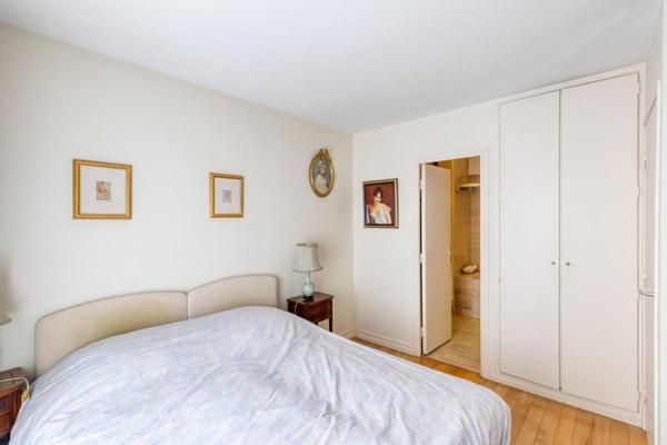 Auteuil : élégant deux-pièces avec grande terrasse et parking à deux pas de l'avenue Mozart