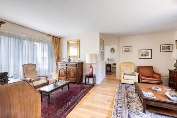 Auteuil : élégant deux-pièces avec grande terrasse et parking à deux pas de l'avenue Mozart