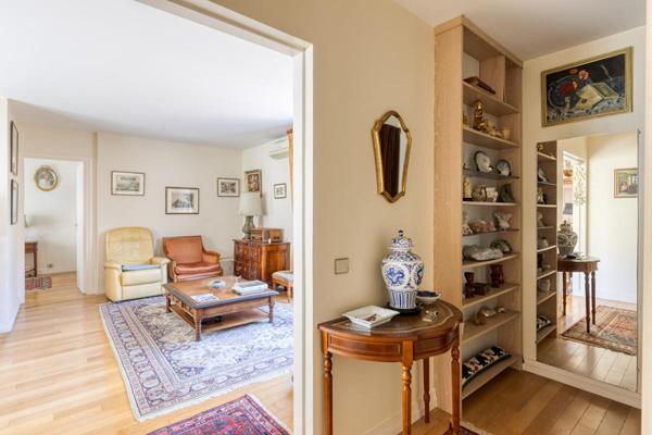 Auteuil : élégant deux-pièces avec grande terrasse et parking à deux pas de l'avenue Mozart