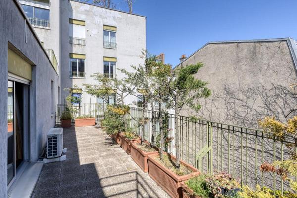 Auteuil : élégant deux-pièces avec grande terrasse et parking à deux pas de l'avenue Mozart