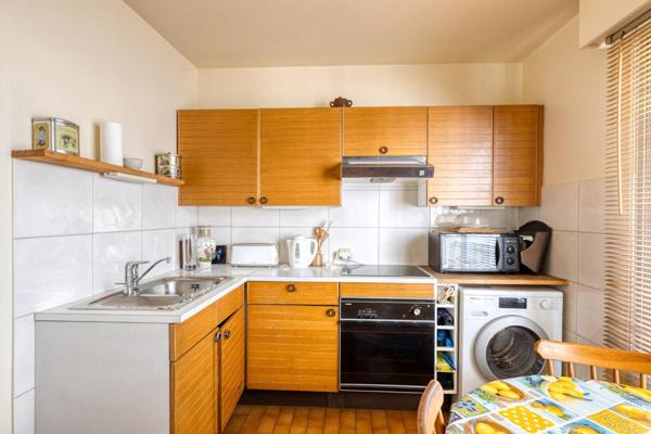 Auteuil : élégant deux-pièces avec grande terrasse et parking à deux pas de l'avenue Mozart