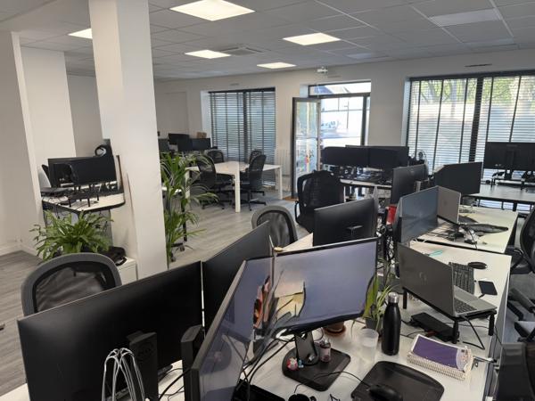 Local professionnel
                                                                                                                                                                                                                                                                                                                                                                                                                                            104  m²