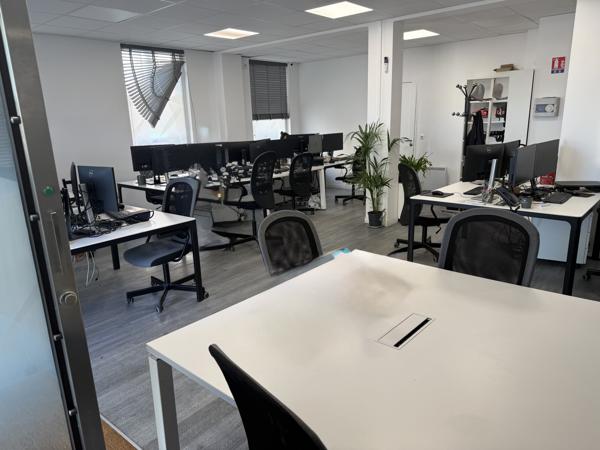 Local professionnel
                                                                                                                                                                                                                                                                                                                                                                                                                                            104  m²