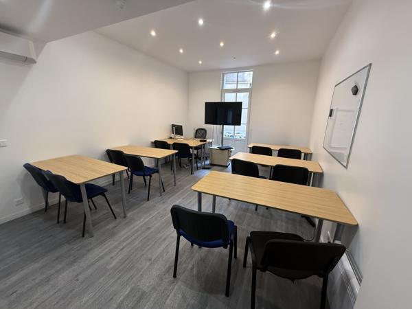 Local professionnel
                                                                                                                                                                                                                                                                                                                                                                                                                                            104  m²