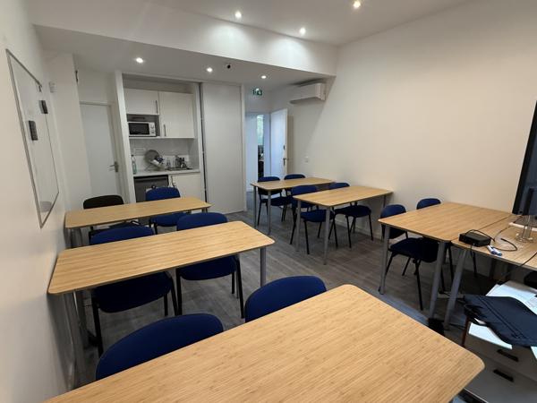 Local professionnel
                                                                                                                                                                                                                                                                                                                                                                                                                                            104  m²