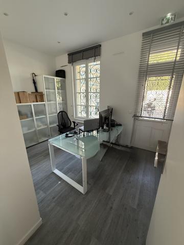 Local professionnel
                                                                                                                                                                                                                                                                                                                                                                                                                                            104  m²