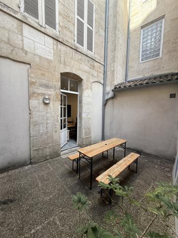 Local professionnel
                                                                                                                                                                                                                                                                                                                                                                                                                                            104  m²