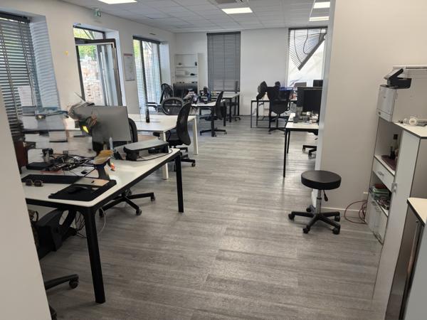 Local professionnel
                                                                                                                                                                                                                                                                                                                                                                                                                                            104  m²