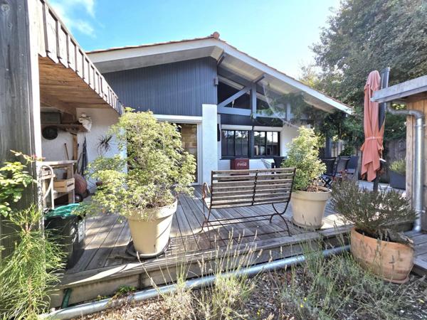 Maison 3 chambres dont une parentale, piscine 2 garages et commerces