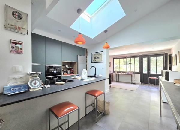 Maison 3 chambres dont une parentale, piscine 2 garages et commerces