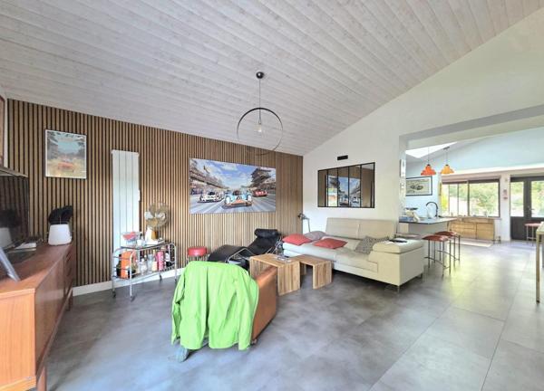 Maison 3 chambres dont une parentale, piscine 2 garages et commerces