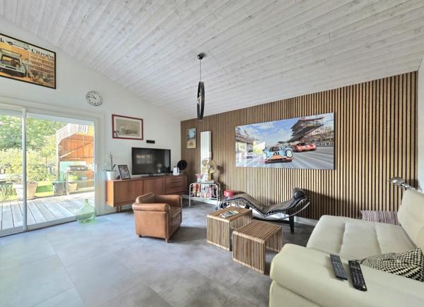 Maison 3 chambres dont une parentale, piscine 2 garages et commerces
