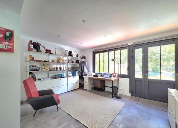 Maison 3 chambres dont une parentale, piscine 2 garages et commerces