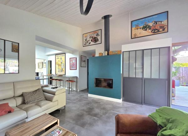 Maison 3 chambres dont une parentale, piscine 2 garages et commerces