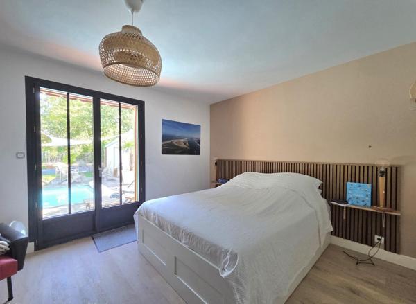 Maison 3 chambres dont une parentale, piscine 2 garages et commerces