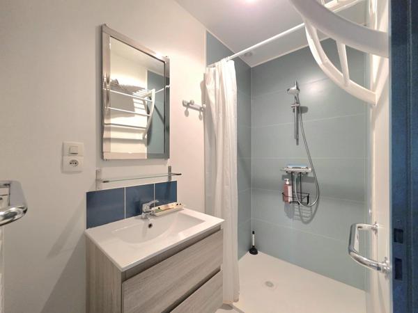 Maison 3 chambres dont une parentale, piscine 2 garages et commerces
