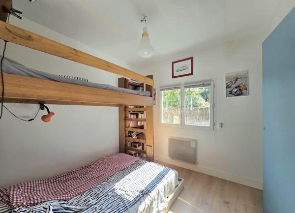 Maison 3 chambres dont une parentale, piscine 2 garages et commerces