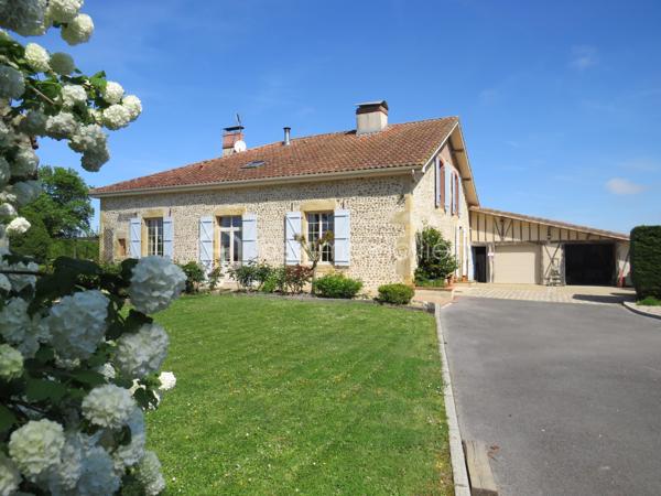 (Dép.40 LANDES) Ancien presbytère en galets de l' Adour entièrement rénové avec gout et matériaux de qualité entre Aire-sur-l’Adour et Garlin.
Situé dans un environnement paisible face aux Pyrénées, cet ancien presbytère datant de 1900 saura vous séduire par ses beaux volumes, ses murs épais en galets de l'Adour et ses poutres apparentes qui allient le charme de l'ancien et le confort moderne.

Exposée plein sud, la maison se distingue par ses murs épais et son entretien irréprochable.
Elle se compose en Rez de Chaussée d'une belle entrée qui donne le ton avec une cuisine entièrement équipée ouverte sur le salon (ensemble de 80 m²) très lumineux avec accès sur la terrasse, une suite parentale de 28 m² (salle d'eau avec douche italienne, WC et dressing), un grand cellier buanderie et un second WC aux normes PMR.
A l'étage, un palier dessert deux grandes suites parentales de 25 m² et 26 m² (salle d’eau et WC privatifs) et une troisième chambre de 33 m² avec WC  qui en fait un bel espace pour une salle de jeux ou un espace nuit supplémentaire selon vos besoins.

Coté technique, tout y est avec un chauffage par PAC Air/eau (installation récente et sous garantie), une PAC Air/Air (climatisation réversible en RDC), un poêle à bois (14 KW) et une très belle cheminée à foyer ouvert dans le salon, eau chaude sanitaire branchée sur la PAC, fenêtres PVC double vitrage, fibre en place, combles isolés et alarme. Des panneaux solaires de 3 KW sont en place pour l'auto consommation, portes de garages et portail d'entrée à ouverture par commandes électriques.
Très bon DPE gratifié de la lettre C qui témoigne de son efficacité énergétique.

Un garage double avec dépendance, cave et local de chaudière de près de 90 m² complètent ces prestations.
Le terrain propice à la détente de près de 3000 m² clos et arboré avec sa terrasse, places de parking, chenil, terrain de pétanque et un puits sont à disposition.

Cette propriété bénéficie d'un environnement calme et reposant, tout en étant à seulement quelques minutes des commerces et services d'Aire sur Adour et de Garlin.

De plus, l'océan et les montagnes sont accessibles en moins de 1H30 de route, pour un parfait équilibre entre tranquillité et accessibilité.
Accès autoroute A65 à 5 kms et Aéroport de PAU à 30 min

Un véritable coup de cœur pour les amoureux de la campagne, de la vieille pierre et de l'authenticité landaise.

Alors prêt pour une visite !!!!!
Contacter Frédéric (BSK Immobilier) pour vous organiser cela.