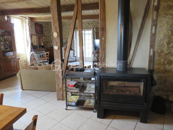 (Dép.40 LANDES) Ancien presbytère en galets de l' Adour entièrement rénové avec gout et matériaux de qualité entre Aire-sur-l’Adour et Garlin.
Situé dans un environnement paisible face aux Pyrénées, cet ancien presbytère datant de 1900 saura vous séduire par ses beaux volumes, ses murs épais en galets de l'Adour et ses poutres apparentes qui allient le charme de l'ancien et le confort moderne.

Exposée plein sud, la maison se distingue par ses murs épais et son entretien irréprochable.
Elle se compose en Rez de Chaussée d'une belle entrée qui donne le ton avec une cuisine entièrement équipée ouverte sur le salon (ensemble de 80 m²) très lumineux avec accès sur la terrasse, une suite parentale de 28 m² (salle d'eau avec douche italienne, WC et dressing), un grand cellier buanderie et un second WC aux normes PMR.
A l'étage, un palier dessert deux grandes suites parentales de 25 m² et 26 m² (salle d’eau et WC privatifs) et une troisième chambre de 33 m² avec WC  qui en fait un bel espace pour une salle de jeux ou un espace nuit supplémentaire selon vos besoins.

Coté technique, tout y est avec un chauffage par PAC Air/eau (installation récente et sous garantie), une PAC Air/Air (climatisation réversible en RDC), un poêle à bois (14 KW) et une très belle cheminée à foyer ouvert dans le salon, eau chaude sanitaire branchée sur la PAC, fenêtres PVC double vitrage, fibre en place, combles isolés et alarme. Des panneaux solaires de 3 KW sont en place pour l'auto consommation, portes de garages et portail d'entrée à ouverture par commandes électriques.
Très bon DPE gratifié de la lettre C qui témoigne de son efficacité énergétique.

Un garage double avec dépendance, cave et local de chaudière de près de 90 m² complètent ces prestations.
Le terrain propice à la détente de près de 3000 m² clos et arboré avec sa terrasse, places de parking, chenil, terrain de pétanque et un puits sont à disposition.

Cette propriété bénéficie d'un environnement calme et reposant, tout en étant à seulement quelques minutes des commerces et services d'Aire sur Adour et de Garlin.

De plus, l'océan et les montagnes sont accessibles en moins de 1H30 de route, pour un parfait équilibre entre tranquillité et accessibilité.
Accès autoroute A65 à 5 kms et Aéroport de PAU à 30 min

Un véritable coup de cœur pour les amoureux de la campagne, de la vieille pierre et de l'authenticité landaise.

Alors prêt pour une visite !!!!!
Contacter Frédéric (BSK Immobilier) pour vous organiser cela.