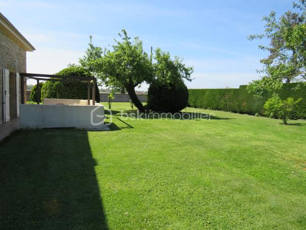 (Dép.40 LANDES) Ancien presbytère en galets de l' Adour entièrement rénové avec gout et matériaux de qualité entre Aire-sur-l’Adour et Garlin.
Situé dans un environnement paisible face aux Pyrénées, cet ancien presbytère datant de 1900 saura vous séduire par ses beaux volumes, ses murs épais en galets de l'Adour et ses poutres apparentes qui allient le charme de l'ancien et le confort moderne.

Exposée plein sud, la maison se distingue par ses murs épais et son entretien irréprochable.
Elle se compose en Rez de Chaussée d'une belle entrée qui donne le ton avec une cuisine entièrement équipée ouverte sur le salon (ensemble de 80 m²) très lumineux avec accès sur la terrasse, une suite parentale de 28 m² (salle d'eau avec douche italienne, WC et dressing), un grand cellier buanderie et un second WC aux normes PMR.
A l'étage, un palier dessert deux grandes suites parentales de 25 m² et 26 m² (salle d’eau et WC privatifs) et une troisième chambre de 33 m² avec WC  qui en fait un bel espace pour une salle de jeux ou un espace nuit supplémentaire selon vos besoins.

Coté technique, tout y est avec un chauffage par PAC Air/eau (installation récente et sous garantie), une PAC Air/Air (climatisation réversible en RDC), un poêle à bois (14 KW) et une très belle cheminée à foyer ouvert dans le salon, eau chaude sanitaire branchée sur la PAC, fenêtres PVC double vitrage, fibre en place, combles isolés et alarme. Des panneaux solaires de 3 KW sont en place pour l'auto consommation, portes de garages et portail d'entrée à ouverture par commandes électriques.
Très bon DPE gratifié de la lettre C qui témoigne de son efficacité énergétique.

Un garage double avec dépendance, cave et local de chaudière de près de 90 m² complètent ces prestations.
Le terrain propice à la détente de près de 3000 m² clos et arboré avec sa terrasse, places de parking, chenil, terrain de pétanque et un puits sont à disposition.

Cette propriété bénéficie d'un environnement calme et reposant, tout en étant à seulement quelques minutes des commerces et services d'Aire sur Adour et de Garlin.

De plus, l'océan et les montagnes sont accessibles en moins de 1H30 de route, pour un parfait équilibre entre tranquillité et accessibilité.
Accès autoroute A65 à 5 kms et Aéroport de PAU à 30 min

Un véritable coup de cœur pour les amoureux de la campagne, de la vieille pierre et de l'authenticité landaise.

Alors prêt pour une visite !!!!!
Contacter Frédéric (BSK Immobilier) pour vous organiser cela.
