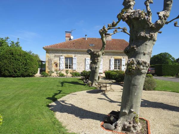 (Dép.40 LANDES) Ancien presbytère en galets de l' Adour entièrement rénové avec gout et matériaux de qualité entre Aire-sur-l’Adour et Garlin.
Situé dans un environnement paisible face aux Pyrénées, cet ancien presbytère datant de 1900 saura vous séduire par ses beaux volumes, ses murs épais en galets de l'Adour et ses poutres apparentes qui allient le charme de l'ancien et le confort moderne.

Exposée plein sud, la maison se distingue par ses murs épais et son entretien irréprochable.
Elle se compose en Rez de Chaussée d'une belle entrée qui donne le ton avec une cuisine entièrement équipée ouverte sur le salon (ensemble de 80 m²) très lumineux avec accès sur la terrasse, une suite parentale de 28 m² (salle d'eau avec douche italienne, WC et dressing), un grand cellier buanderie et un second WC aux normes PMR.
A l'étage, un palier dessert deux grandes suites parentales de 25 m² et 26 m² (salle d’eau et WC privatifs) et une troisième chambre de 33 m² avec WC  qui en fait un bel espace pour une salle de jeux ou un espace nuit supplémentaire selon vos besoins.

Coté technique, tout y est avec un chauffage par PAC Air/eau (installation récente et sous garantie), une PAC Air/Air (climatisation réversible en RDC), un poêle à bois (14 KW) et une très belle cheminée à foyer ouvert dans le salon, eau chaude sanitaire branchée sur la PAC, fenêtres PVC double vitrage, fibre en place, combles isolés et alarme. Des panneaux solaires de 3 KW sont en place pour l'auto consommation, portes de garages et portail d'entrée à ouverture par commandes électriques.
Très bon DPE gratifié de la lettre C qui témoigne de son efficacité énergétique.

Un garage double avec dépendance, cave et local de chaudière de près de 90 m² complètent ces prestations.
Le terrain propice à la détente de près de 3000 m² clos et arboré avec sa terrasse, places de parking, chenil, terrain de pétanque et un puits sont à disposition.

Cette propriété bénéficie d'un environnement calme et reposant, tout en étant à seulement quelques minutes des commerces et services d'Aire sur Adour et de Garlin.

De plus, l'océan et les montagnes sont accessibles en moins de 1H30 de route, pour un parfait équilibre entre tranquillité et accessibilité.
Accès autoroute A65 à 5 kms et Aéroport de PAU à 30 min

Un véritable coup de cœur pour les amoureux de la campagne, de la vieille pierre et de l'authenticité landaise.

Alors prêt pour une visite !!!!!
Contacter Frédéric (BSK Immobilier) pour vous organiser cela.