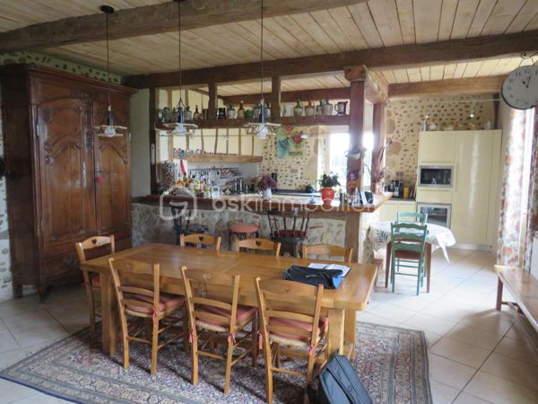 (Dép.40 LANDES) Ancien presbytère en galets de l' Adour entièrement rénové avec gout et matériaux de qualité entre Aire-sur-l’Adour et Garlin.
Situé dans un environnement paisible face aux Pyrénées, cet ancien presbytère datant de 1900 saura vous séduire par ses beaux volumes, ses murs épais en galets de l'Adour et ses poutres apparentes qui allient le charme de l'ancien et le confort moderne.

Exposée plein sud, la maison se distingue par ses murs épais et son entretien irréprochable.
Elle se compose en Rez de Chaussée d'une belle entrée qui donne le ton avec une cuisine entièrement équipée ouverte sur le salon (ensemble de 80 m²) très lumineux avec accès sur la terrasse, une suite parentale de 28 m² (salle d'eau avec douche italienne, WC et dressing), un grand cellier buanderie et un second WC aux normes PMR.
A l'étage, un palier dessert deux grandes suites parentales de 25 m² et 26 m² (salle d’eau et WC privatifs) et une troisième chambre de 33 m² avec WC  qui en fait un bel espace pour une salle de jeux ou un espace nuit supplémentaire selon vos besoins.

Coté technique, tout y est avec un chauffage par PAC Air/eau (installation récente et sous garantie), une PAC Air/Air (climatisation réversible en RDC), un poêle à bois (14 KW) et une très belle cheminée à foyer ouvert dans le salon, eau chaude sanitaire branchée sur la PAC, fenêtres PVC double vitrage, fibre en place, combles isolés et alarme. Des panneaux solaires de 3 KW sont en place pour l'auto consommation, portes de garages et portail d'entrée à ouverture par commandes électriques.
Très bon DPE gratifié de la lettre C qui témoigne de son efficacité énergétique.

Un garage double avec dépendance, cave et local de chaudière de près de 90 m² complètent ces prestations.
Le terrain propice à la détente de près de 3000 m² clos et arboré avec sa terrasse, places de parking, chenil, terrain de pétanque et un puits sont à disposition.

Cette propriété bénéficie d'un environnement calme et reposant, tout en étant à seulement quelques minutes des commerces et services d'Aire sur Adour et de Garlin.

De plus, l'océan et les montagnes sont accessibles en moins de 1H30 de route, pour un parfait équilibre entre tranquillité et accessibilité.
Accès autoroute A65 à 5 kms et Aéroport de PAU à 30 min

Un véritable coup de cœur pour les amoureux de la campagne, de la vieille pierre et de l'authenticité landaise.

Alors prêt pour une visite !!!!!
Contacter Frédéric (BSK Immobilier) pour vous organiser cela.