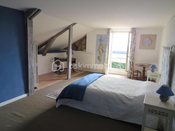 (Dép.40 LANDES) Ancien presbytère en galets de l' Adour entièrement rénové avec gout et matériaux de qualité entre Aire-sur-l’Adour et Garlin.
Situé dans un environnement paisible face aux Pyrénées, cet ancien presbytère datant de 1900 saura vous séduire par ses beaux volumes, ses murs épais en galets de l'Adour et ses poutres apparentes qui allient le charme de l'ancien et le confort moderne.

Exposée plein sud, la maison se distingue par ses murs épais et son entretien irréprochable.
Elle se compose en Rez de Chaussée d'une belle entrée qui donne le ton avec une cuisine entièrement équipée ouverte sur le salon (ensemble de 80 m²) très lumineux avec accès sur la terrasse, une suite parentale de 28 m² (salle d'eau avec douche italienne, WC et dressing), un grand cellier buanderie et un second WC aux normes PMR.
A l'étage, un palier dessert deux grandes suites parentales de 25 m² et 26 m² (salle d’eau et WC privatifs) et une troisième chambre de 33 m² avec WC  qui en fait un bel espace pour une salle de jeux ou un espace nuit supplémentaire selon vos besoins.

Coté technique, tout y est avec un chauffage par PAC Air/eau (installation récente et sous garantie), une PAC Air/Air (climatisation réversible en RDC), un poêle à bois (14 KW) et une très belle cheminée à foyer ouvert dans le salon, eau chaude sanitaire branchée sur la PAC, fenêtres PVC double vitrage, fibre en place, combles isolés et alarme. Des panneaux solaires de 3 KW sont en place pour l'auto consommation, portes de garages et portail d'entrée à ouverture par commandes électriques.
Très bon DPE gratifié de la lettre C qui témoigne de son efficacité énergétique.

Un garage double avec dépendance, cave et local de chaudière de près de 90 m² complètent ces prestations.
Le terrain propice à la détente de près de 3000 m² clos et arboré avec sa terrasse, places de parking, chenil, terrain de pétanque et un puits sont à disposition.

Cette propriété bénéficie d'un environnement calme et reposant, tout en étant à seulement quelques minutes des commerces et services d'Aire sur Adour et de Garlin.

De plus, l'océan et les montagnes sont accessibles en moins de 1H30 de route, pour un parfait équilibre entre tranquillité et accessibilité.
Accès autoroute A65 à 5 kms et Aéroport de PAU à 30 min

Un véritable coup de cœur pour les amoureux de la campagne, de la vieille pierre et de l'authenticité landaise.

Alors prêt pour une visite !!!!!
Contacter Frédéric (BSK Immobilier) pour vous organiser cela.