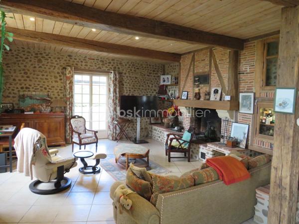 (Dép.40 LANDES) Ancien presbytère en galets de l' Adour entièrement rénové avec gout et matériaux de qualité entre Aire-sur-l’Adour et Garlin.
Situé dans un environnement paisible face aux Pyrénées, cet ancien presbytère datant de 1900 saura vous séduire par ses beaux volumes, ses murs épais en galets de l'Adour et ses poutres apparentes qui allient le charme de l'ancien et le confort moderne.

Exposée plein sud, la maison se distingue par ses murs épais et son entretien irréprochable.
Elle se compose en Rez de Chaussée d'une belle entrée qui donne le ton avec une cuisine entièrement équipée ouverte sur le salon (ensemble de 80 m²) très lumineux avec accès sur la terrasse, une suite parentale de 28 m² (salle d'eau avec douche italienne, WC et dressing), un grand cellier buanderie et un second WC aux normes PMR.
A l'étage, un palier dessert deux grandes suites parentales de 25 m² et 26 m² (salle d’eau et WC privatifs) et une troisième chambre de 33 m² avec WC  qui en fait un bel espace pour une salle de jeux ou un espace nuit supplémentaire selon vos besoins.

Coté technique, tout y est avec un chauffage par PAC Air/eau (installation récente et sous garantie), une PAC Air/Air (climatisation réversible en RDC), un poêle à bois (14 KW) et une très belle cheminée à foyer ouvert dans le salon, eau chaude sanitaire branchée sur la PAC, fenêtres PVC double vitrage, fibre en place, combles isolés et alarme. Des panneaux solaires de 3 KW sont en place pour l'auto consommation, portes de garages et portail d'entrée à ouverture par commandes électriques.
Très bon DPE gratifié de la lettre C qui témoigne de son efficacité énergétique.

Un garage double avec dépendance, cave et local de chaudière de près de 90 m² complètent ces prestations.
Le terrain propice à la détente de près de 3000 m² clos et arboré avec sa terrasse, places de parking, chenil, terrain de pétanque et un puits sont à disposition.

Cette propriété bénéficie d'un environnement calme et reposant, tout en étant à seulement quelques minutes des commerces et services d'Aire sur Adour et de Garlin.

De plus, l'océan et les montagnes sont accessibles en moins de 1H30 de route, pour un parfait équilibre entre tranquillité et accessibilité.
Accès autoroute A65 à 5 kms et Aéroport de PAU à 30 min

Un véritable coup de cœur pour les amoureux de la campagne, de la vieille pierre et de l'authenticité landaise.

Alors prêt pour une visite !!!!!
Contacter Frédéric (BSK Immobilier) pour vous organiser cela.