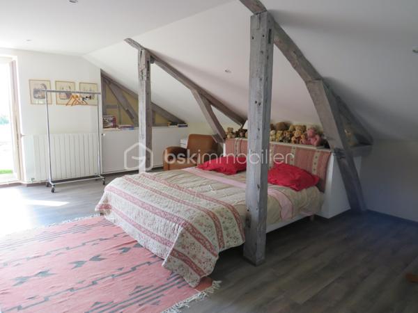 (Dép.40 LANDES) Ancien presbytère en galets de l' Adour entièrement rénové avec gout et matériaux de qualité entre Aire-sur-l’Adour et Garlin.
Situé dans un environnement paisible face aux Pyrénées, cet ancien presbytère datant de 1900 saura vous séduire par ses beaux volumes, ses murs épais en galets de l'Adour et ses poutres apparentes qui allient le charme de l'ancien et le confort moderne.

Exposée plein sud, la maison se distingue par ses murs épais et son entretien irréprochable.
Elle se compose en Rez de Chaussée d'une belle entrée qui donne le ton avec une cuisine entièrement équipée ouverte sur le salon (ensemble de 80 m²) très lumineux avec accès sur la terrasse, une suite parentale de 28 m² (salle d'eau avec douche italienne, WC et dressing), un grand cellier buanderie et un second WC aux normes PMR.
A l'étage, un palier dessert deux grandes suites parentales de 25 m² et 26 m² (salle d’eau et WC privatifs) et une troisième chambre de 33 m² avec WC  qui en fait un bel espace pour une salle de jeux ou un espace nuit supplémentaire selon vos besoins.

Coté technique, tout y est avec un chauffage par PAC Air/eau (installation récente et sous garantie), une PAC Air/Air (climatisation réversible en RDC), un poêle à bois (14 KW) et une très belle cheminée à foyer ouvert dans le salon, eau chaude sanitaire branchée sur la PAC, fenêtres PVC double vitrage, fibre en place, combles isolés et alarme. Des panneaux solaires de 3 KW sont en place pour l'auto consommation, portes de garages et portail d'entrée à ouverture par commandes électriques.
Très bon DPE gratifié de la lettre C qui témoigne de son efficacité énergétique.

Un garage double avec dépendance, cave et local de chaudière de près de 90 m² complètent ces prestations.
Le terrain propice à la détente de près de 3000 m² clos et arboré avec sa terrasse, places de parking, chenil, terrain de pétanque et un puits sont à disposition.

Cette propriété bénéficie d'un environnement calme et reposant, tout en étant à seulement quelques minutes des commerces et services d'Aire sur Adour et de Garlin.

De plus, l'océan et les montagnes sont accessibles en moins de 1H30 de route, pour un parfait équilibre entre tranquillité et accessibilité.
Accès autoroute A65 à 5 kms et Aéroport de PAU à 30 min

Un véritable coup de cœur pour les amoureux de la campagne, de la vieille pierre et de l'authenticité landaise.

Alors prêt pour une visite !!!!!
Contacter Frédéric (BSK Immobilier) pour vous organiser cela.