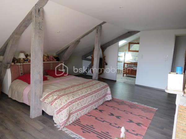(Dép.40 LANDES) Ancien presbytère en galets de l' Adour entièrement rénové avec gout et matériaux de qualité entre Aire-sur-l’Adour et Garlin.
Situé dans un environnement paisible face aux Pyrénées, cet ancien presbytère datant de 1900 saura vous séduire par ses beaux volumes, ses murs épais en galets de l'Adour et ses poutres apparentes qui allient le charme de l'ancien et le confort moderne.

Exposée plein sud, la maison se distingue par ses murs épais et son entretien irréprochable.
Elle se compose en Rez de Chaussée d'une belle entrée qui donne le ton avec une cuisine entièrement équipée ouverte sur le salon (ensemble de 80 m²) très lumineux avec accès sur la terrasse, une suite parentale de 28 m² (salle d'eau avec douche italienne, WC et dressing), un grand cellier buanderie et un second WC aux normes PMR.
A l'étage, un palier dessert deux grandes suites parentales de 25 m² et 26 m² (salle d’eau et WC privatifs) et une troisième chambre de 33 m² avec WC  qui en fait un bel espace pour une salle de jeux ou un espace nuit supplémentaire selon vos besoins.

Coté technique, tout y est avec un chauffage par PAC Air/eau (installation récente et sous garantie), une PAC Air/Air (climatisation réversible en RDC), un poêle à bois (14 KW) et une très belle cheminée à foyer ouvert dans le salon, eau chaude sanitaire branchée sur la PAC, fenêtres PVC double vitrage, fibre en place, combles isolés et alarme. Des panneaux solaires de 3 KW sont en place pour l'auto consommation, portes de garages et portail d'entrée à ouverture par commandes électriques.
Très bon DPE gratifié de la lettre C qui témoigne de son efficacité énergétique.

Un garage double avec dépendance, cave et local de chaudière de près de 90 m² complètent ces prestations.
Le terrain propice à la détente de près de 3000 m² clos et arboré avec sa terrasse, places de parking, chenil, terrain de pétanque et un puits sont à disposition.

Cette propriété bénéficie d'un environnement calme et reposant, tout en étant à seulement quelques minutes des commerces et services d'Aire sur Adour et de Garlin.

De plus, l'océan et les montagnes sont accessibles en moins de 1H30 de route, pour un parfait équilibre entre tranquillité et accessibilité.
Accès autoroute A65 à 5 kms et Aéroport de PAU à 30 min

Un véritable coup de cœur pour les amoureux de la campagne, de la vieille pierre et de l'authenticité landaise.

Alors prêt pour une visite !!!!!
Contacter Frédéric (BSK Immobilier) pour vous organiser cela.
