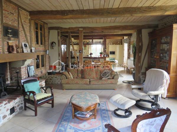 (Dép.40 LANDES) Ancien presbytère en galets de l' Adour entièrement rénové avec gout et matériaux de qualité entre Aire-sur-l’Adour et Garlin.
Situé dans un environnement paisible face aux Pyrénées, cet ancien presbytère datant de 1900 saura vous séduire par ses beaux volumes, ses murs épais en galets de l'Adour et ses poutres apparentes qui allient le charme de l'ancien et le confort moderne.

Exposée plein sud, la maison se distingue par ses murs épais et son entretien irréprochable.
Elle se compose en Rez de Chaussée d'une belle entrée qui donne le ton avec une cuisine entièrement équipée ouverte sur le salon (ensemble de 80 m²) très lumineux avec accès sur la terrasse, une suite parentale de 28 m² (salle d'eau avec douche italienne, WC et dressing), un grand cellier buanderie et un second WC aux normes PMR.
A l'étage, un palier dessert deux grandes suites parentales de 25 m² et 26 m² (salle d’eau et WC privatifs) et une troisième chambre de 33 m² avec WC  qui en fait un bel espace pour une salle de jeux ou un espace nuit supplémentaire selon vos besoins.

Coté technique, tout y est avec un chauffage par PAC Air/eau (installation récente et sous garantie), une PAC Air/Air (climatisation réversible en RDC), un poêle à bois (14 KW) et une très belle cheminée à foyer ouvert dans le salon, eau chaude sanitaire branchée sur la PAC, fenêtres PVC double vitrage, fibre en place, combles isolés et alarme. Des panneaux solaires de 3 KW sont en place pour l'auto consommation, portes de garages et portail d'entrée à ouverture par commandes électriques.
Très bon DPE gratifié de la lettre C qui témoigne de son efficacité énergétique.

Un garage double avec dépendance, cave et local de chaudière de près de 90 m² complètent ces prestations.
Le terrain propice à la détente de près de 3000 m² clos et arboré avec sa terrasse, places de parking, chenil, terrain de pétanque et un puits sont à disposition.

Cette propriété bénéficie d'un environnement calme et reposant, tout en étant à seulement quelques minutes des commerces et services d'Aire sur Adour et de Garlin.

De plus, l'océan et les montagnes sont accessibles en moins de 1H30 de route, pour un parfait équilibre entre tranquillité et accessibilité.
Accès autoroute A65 à 5 kms et Aéroport de PAU à 30 min

Un véritable coup de cœur pour les amoureux de la campagne, de la vieille pierre et de l'authenticité landaise.

Alors prêt pour une visite !!!!!
Contacter Frédéric (BSK Immobilier) pour vous organiser cela.